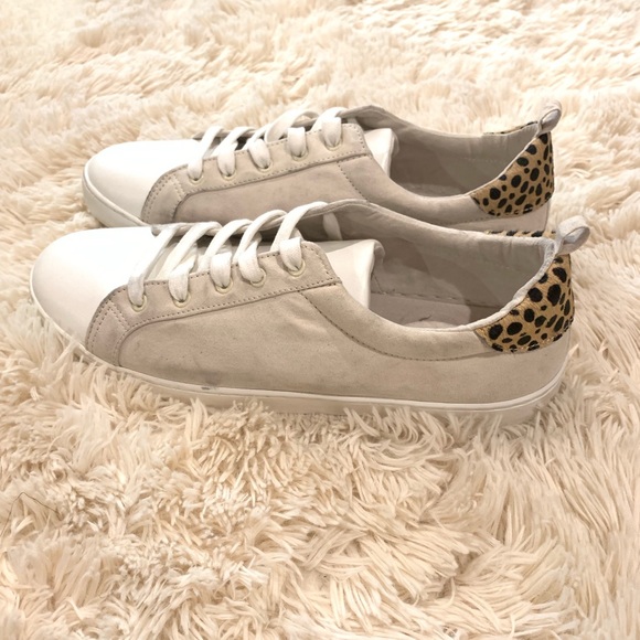 sneakers with leopard accent